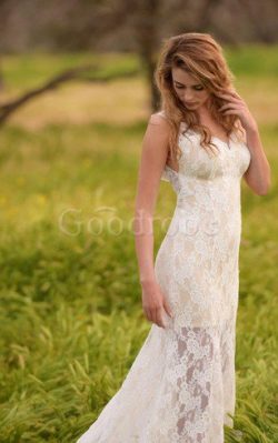 Robe de mariée intemporel luxueux en dentelle de col en v au bord de la mer – GoodRobe