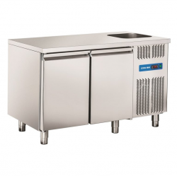 Effektiv Kjøkkenlogistikk med Preveda: Kjølebenk med Dører og Isbitmaskin for Profesjonelle Kjøkken