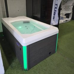 Experience Ultimate Relaxation and Recovery with Palm Spas’ 5 Seater Hot Tubs and Ice Baths