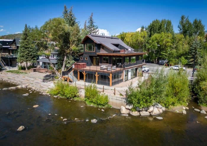 Small Wedding Venue Steamboat Springs with Riverside Charm